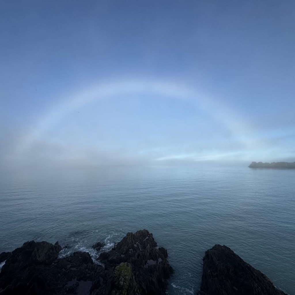Lors du congé d'hiver, sublime portail de l'arc-en-blanc vers 2025